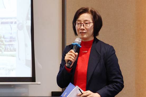 穿着西装笔挺的男子正在演讲 描述已自动生成