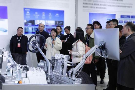 一群人站在台上 中度可信度描述已自动生成