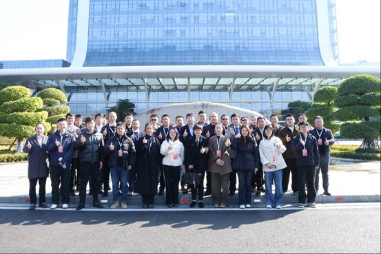 一群人站在建筑前的广场上 描述已自动生成