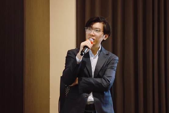 穿着西装笔挺的男子手里拿着手机的女人 低可信度描述已自动生成